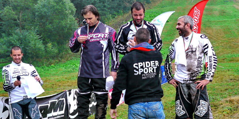 Милко Георгиев награждава победителите в дисциплината Downhill ветерани