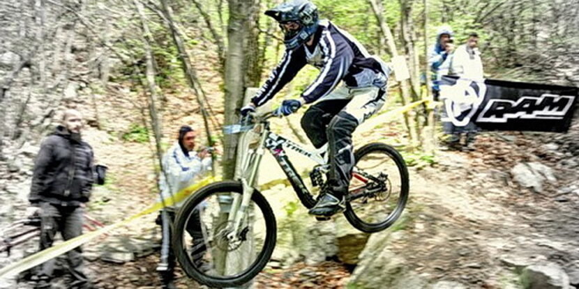 Росен Ковачев се спуска downhill на Каменна Река до Сопот